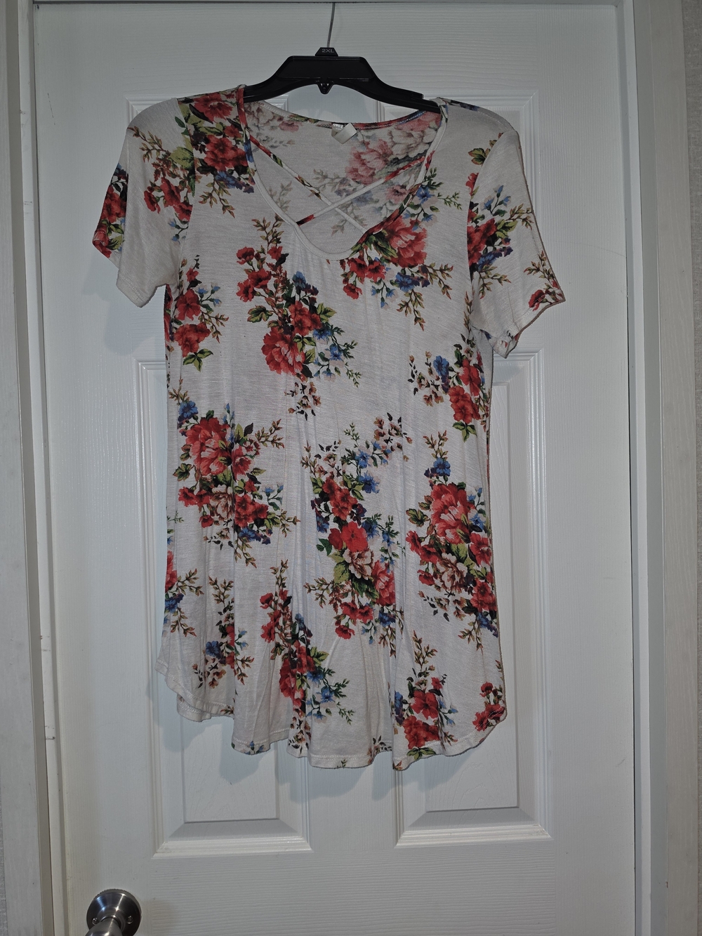 Floral Crisscross V-Neck Women's Top - Ivory with Red Floral